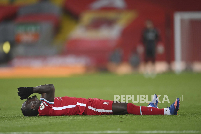 Sadio Mane dari Liverpool terbaring di lapangan selama pertandingan sepak bola Liga Utama Inggris antara Liverpool dan Chelsea di stadion Anfield di Liverpool, Inggris, Kamis, 4 Maret 2021. 