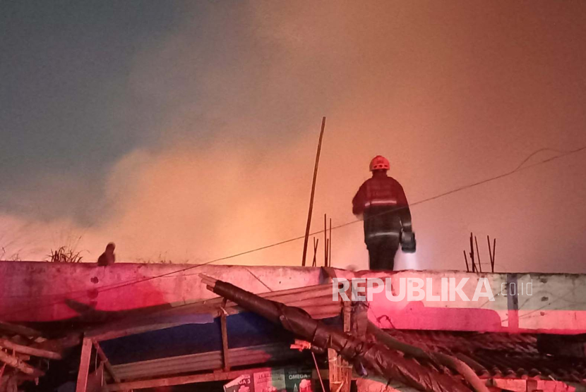 Kebakaran terjadi di Pasar Sadang Serang, Kota Bandung, Jawa Barat, Jumat (4/8/2023).