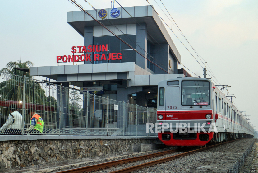 KRL melintas di samping Stasiun Pondok Rajeg yang telah selesai dibangun, Cibinong, Kabupaten Bogor, Jawa Barat, Selasa (30/7/2024). Badan Pengelola Transportasi Jabodetabek (BPTJ) menyatakan Stasiun Pondok Rajeg di Cibinong Bogor siap beroperasi kembali dalam waktu dekat, dan pihaknya  mengungkap dokumen perizinan dan fasilitas layanan telah selesai 100 persen. 