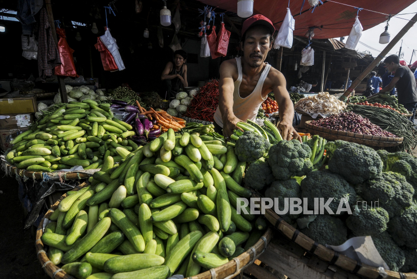 Pedagang merapikan sayuran di Pasar Kemiri, Depok, Jawa Barat, Selasa (14/7). Asosiasi Pedagang Pasar Seluruh Indonesia (APPSI) menaruh harapan perbaikan nasih UMKM melalui RUU Ciptaker.