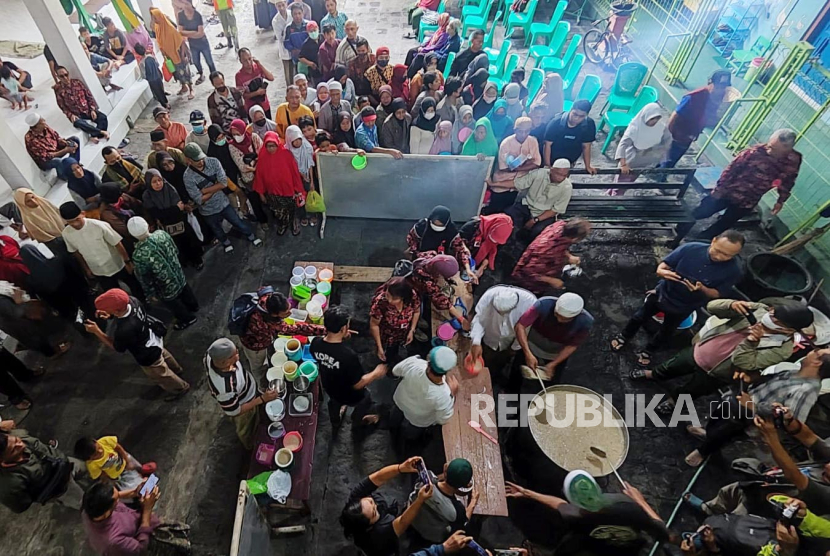 Masyarakat antusias untuk mendapatkan bubur samin di Masjid Darussalam, Kota Solo, Jawa Tengah, Selasa (12/3/2024). 