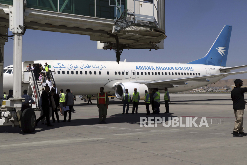 Penumpang turun ketika mereka tiba dari Kandahar, di Bandara Internasional Hamid Karzai di Kabul, Afghanistan, Minggu, 5 September 2021. Beberapa penerbangan domestik telah dilanjutkan di bandara Kabul, dengan Ariana Afghan Airlines yang dikelola negara mengoperasikan penerbangan ke tiga provinsi.