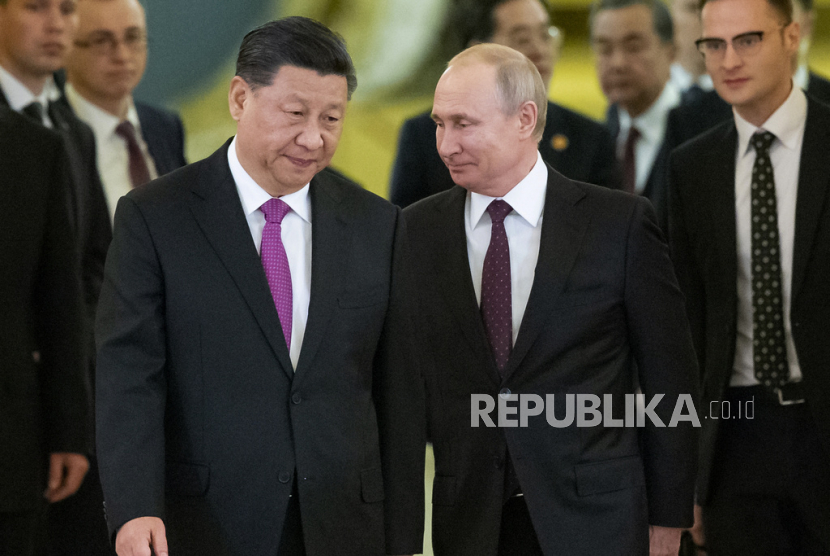  FILE - Presiden China Xi Jinping (kiri0 dan Presiden Rusia Vladimir Putin memasuki aula untuk pembicaraan di Kremlin di Moskow, Rusia, 5 Juni 2019. Presiden Rusia Vladimir Putin mengatakan pada Selasa (21/3/2023), rancangan perdamaian yang diajukan Cina bulan lalu dapat digunakan sebagai dasar penyelesaian konflik di Ukraina.