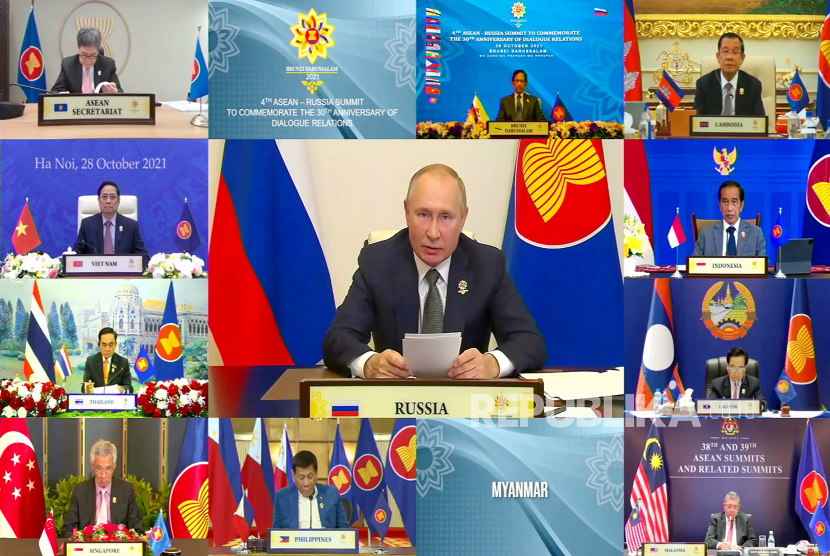 Foto selebaran yang disediakan oleh Tuan Rumah KTT ASEAN Brunei Foto pada 28 Oktober 2021 menunjukkan Presiden Rusia Vladimir Putin (tengah) menghadiri KTT ASEAN - Rusia di sela-sela KTT Perhimpunan Bangsa-Bangsa Asia Tenggara (ASEAN).