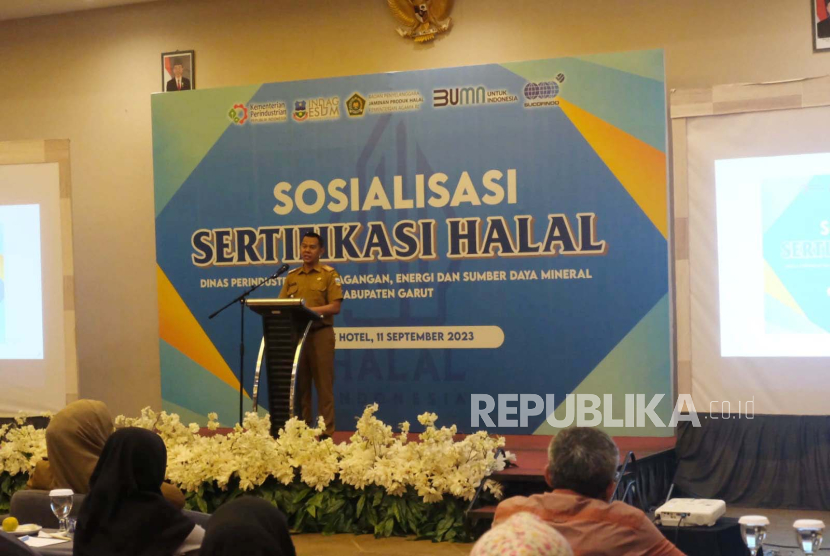 Kegiatan sosialisasi sertifikasi halal untuk pelaku IKM yang digelar di Favehotel, Kecamatan Tarogong Kidul, Kabupaten Garut, Jawa Barat, Senin (11/9/2023).