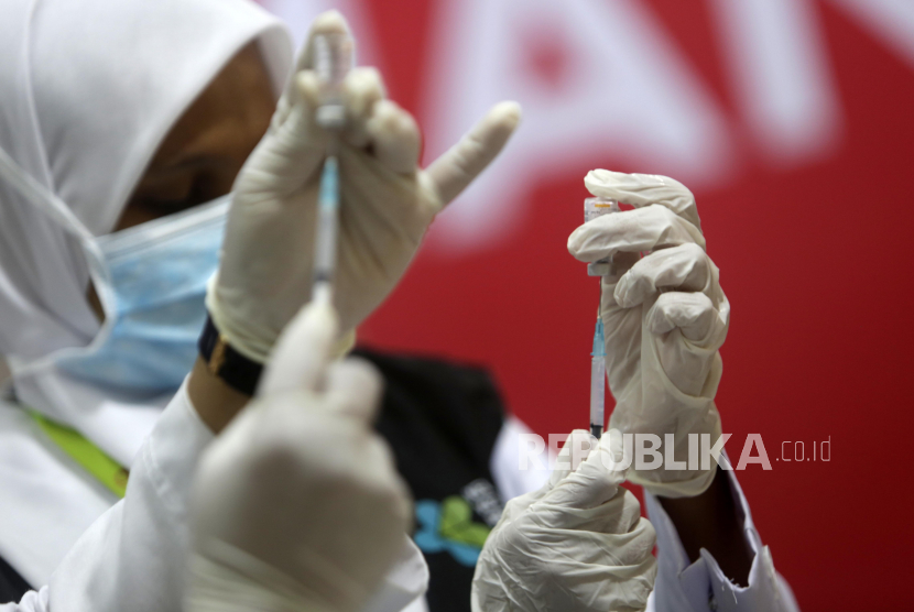 Petugas kesehatan bersiap untuk memberikan vaksin COVID-19. Dinas Pendidikan (Disdik) Jawa Barat mengajukan 28 ribu vaksin untuk guru dan tenaga pendidikan. 