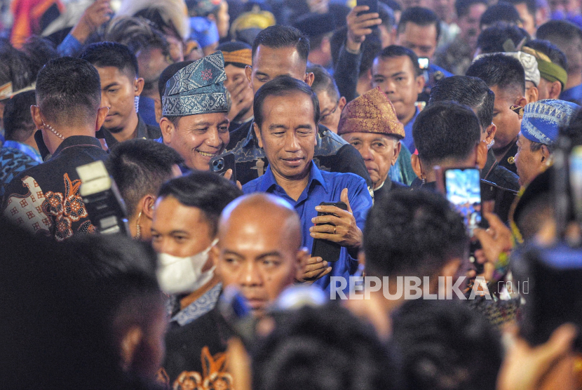 Presiden Joko Widodo berfoto dengan para kader PAN usai menghadiri acara Hari Ulang Tahun (HUT) ke-26 Partai Amanat Nasional (PAN) sekaligus pembukaan Kongres ke-6 PAN di Jakarta, Jumat (23/8/2024). PANmenggelar Kongres Ke-6 pada 23-24 Agustus 2024 dengan mengusung tema Indonesia Terdepan.