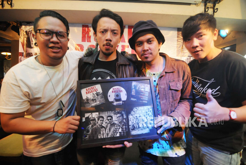 Rocket Rockers. Band asal Bandung, Jawa Barat, ini membawakan ulang lagu Reuni dengan format akapela.
