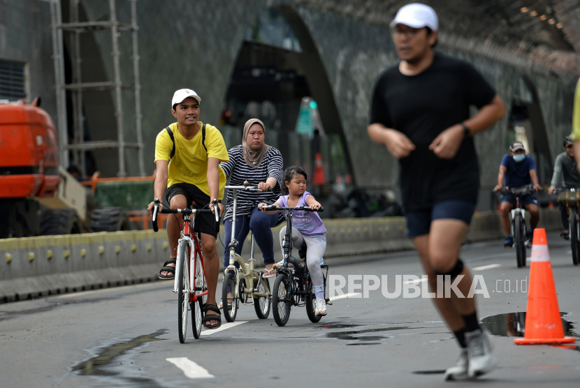 Warga beraktivitas saat Hari Bebas Kendaraan Bermotor (HBKB) di kawasan Bundaran Hotel Indonesia, Jakarta. Pemerintah berencana menghentikan Pemberlakukan Pembatasan Kegiatan Masyarakat (PPKM) pada awal Januari 2023. Salah satu dari syarat-syarat untuk mencabut kebijakan PPKM yaitu sero survei Indonesia sudah sampai 90 persen.