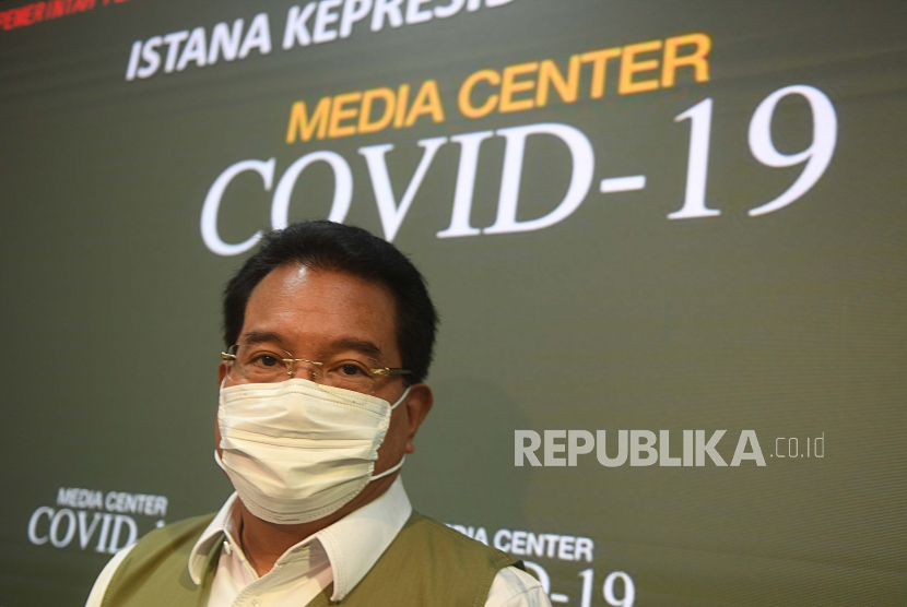 Juru Bicara Satgas COVID-19 Wiku Adisasmito berpose usai memberikan keterangan di Kantor Presiden, Jakarta, Selasa (21/7/2020). Pemerintah resmi menunjuk Wiku Adisasmito menjadi juru bicara pemerintah menggantikan Achmad Yurianto.