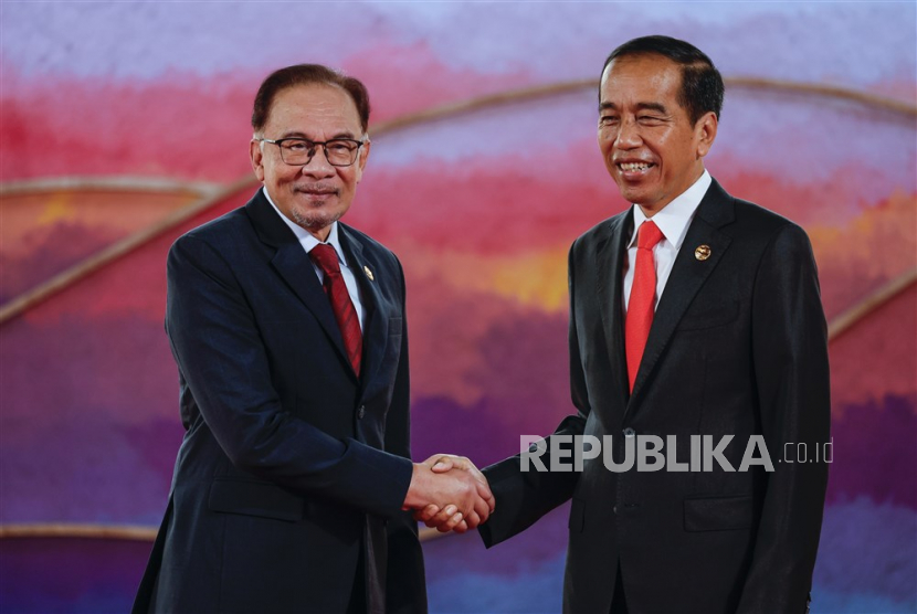 Presiden RI Joko Widodo (kanan) bersalaman dengan Perdana Menteri Malaysia Anwar Ibrahim.