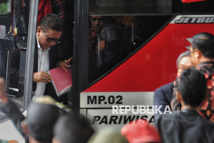 Sekjen PDI Perjuangan Hasto Kristiyanto turun dari bus saat tiba untuk memenuhi panggilan KPK di Gedung Merah Putih KPK, Jakarta, Senin (13/1/2025). Hasto dipanggil KPK  untuk dimintai keterangan sebagai tersangka dalam kasus dugaan korupsi suap Pergantian Antarwaktu (PAW) Caleg DPR 2019-2024 yang juga menjerat buronan Harun Masiku.