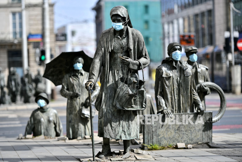 Masker dipasang di patung Monument to Anonymous Passerby, Wroclaw, Polandia, Rabu (15/4). Tujuan dari ini adalah untuk menyadarkan penduduk Wroclaw agar menggunakan masker sehubungan dengan pandemi virus corona