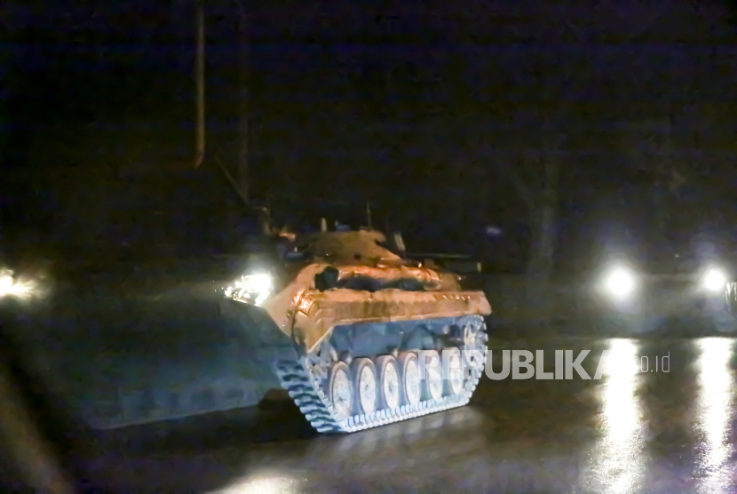 Sebuah kendaraan lapis baja meluncur di jalan di luar Donetsk, wilayah yang dikuasai oleh militan pro-Rusia, Ukraina timur, Selasa malam, 22 Februari 2022.