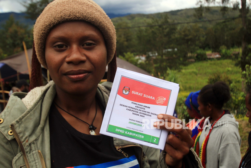 Warga pegunungan menunjukkan surat suara Pemilu serentak 2024 Sistem Noken di Kampung Algoni, Distrik Piramid, Kabupaten Jayawijaya, Provinsi Papua Pegunungan, Rabu (14/2/2024).