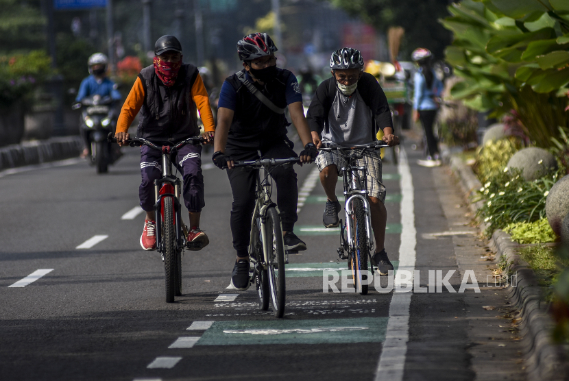 Warga mengendarai sepeda di Jalan Ir H Djuanda, Kota Bandung.