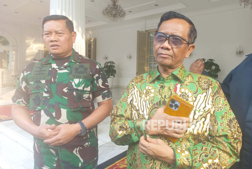 Menteri Koordinator Bidang Politik Hukum dan Keamanan Mahfud MD dan Panglima TNI Laksamana Yudo Margono usai  menemui Wakil Presiden KH Ma