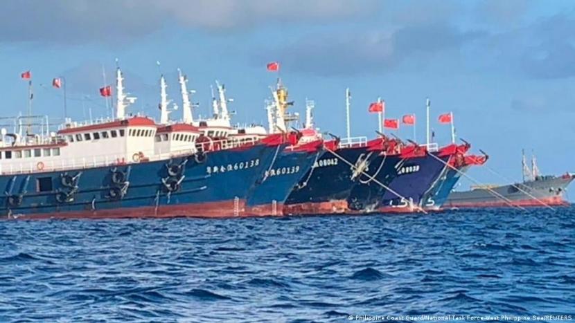 kehadiran ratusan kapal Cina di Zona Ekonomi Eksklusif (ZEE) Filipina adalah sebuah 
