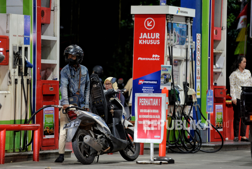Kendaraan mengantre saat mengisi BBM jenis Pertalite di salah satu SPBU di Jakarta (ilustrasi). 