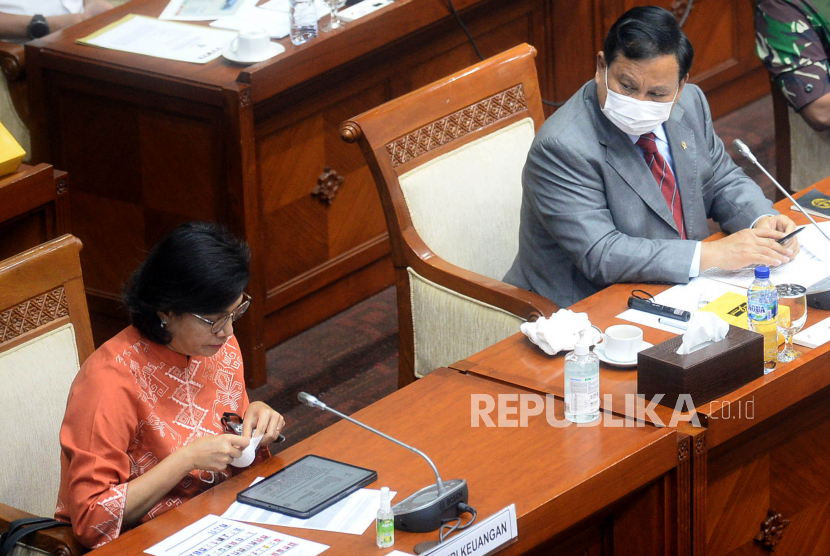 Menteri Keuangan Sri Mulyani memberikan paparan didampingi Menteri Pertahanan Prabowo Subianto saat mengikuti rapat kerja bersama Komisi I DPR di kompleks Parlemen, Jakarta, Kamis (27/1/2022). Rapat tersebut membahas persetujuan penjualan Barang Milik Negara berupa Kapal Eks KRI Teluk Mandar-514 dan Kapal KRI Teluk Penyu-513 pada Kementerian Pertahanan RI.Prayogi/Republika