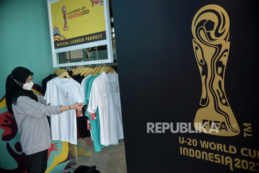 Pekerja merapikan merchandise Piala Dunia U-20 di gerai official licensed product World Cup U-20 Indonesia, Juaraga store di FX Sudirman, Jakarta, Kamis (30/3/2023). Perhelatan Piala Dunia U-20 batal digelar di Indonesia, setelah FIFA memutuskan membatalkan Indonesia sebagai tuan rumah FIFA U-20 World Cup 2023.