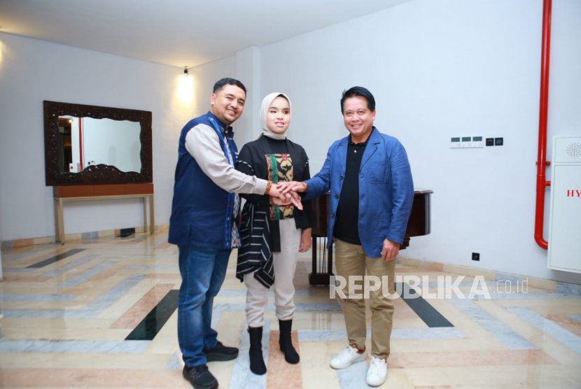 Direktur Utama BSI Hery Gunardi (kanan) bersama penyanyi Putri Ariani (tengah) dan Ismawan Kurnianto bertemu di sela acara di Universitas Muhammadiyah Malang, Rabu (12/7/2023). 