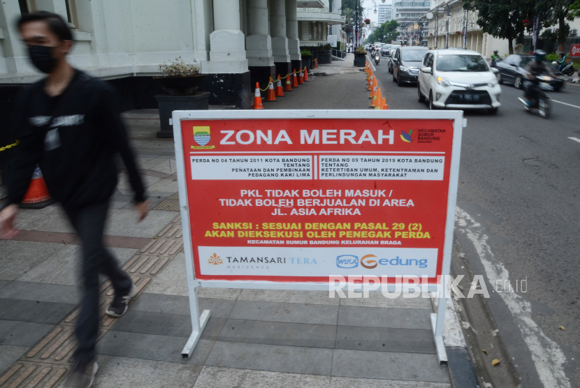 Papan bertulisakan zona merah untuk pedagang kaki lima (PKL) dipasang di sejumlah tempat di pusat Kota Bandung.