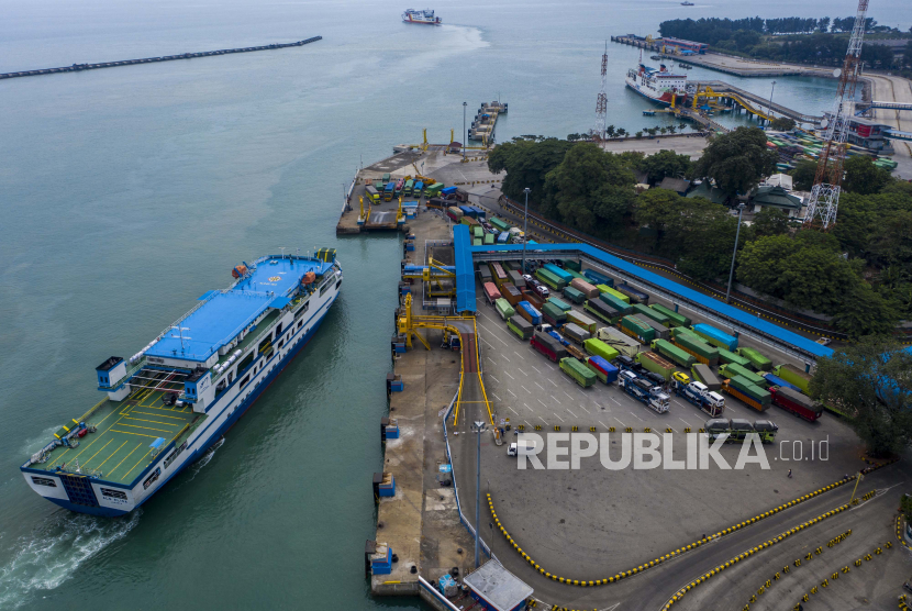 Foto aerial sejumlah truk memasuki kapal fery untuk menyeberang ke Pulau Sumatera di Pelabuhan Merak, Banten.