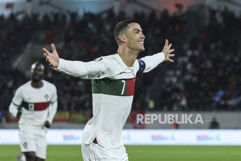 Penyerang Portugal Cristiano Ronaldo merayakan gol ke gawang Luksemburg dalam laga kualifikasi EURO 2024 