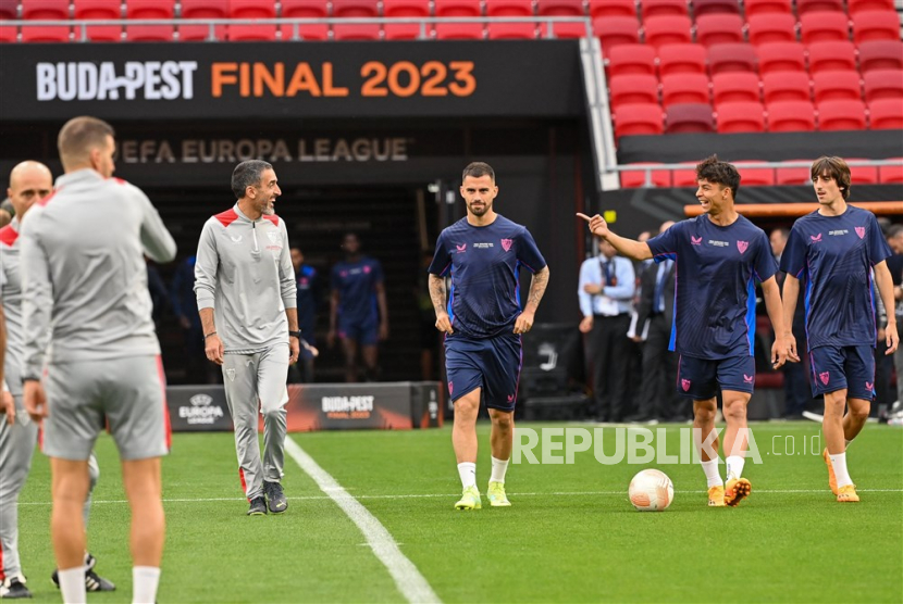 Para pemain Sevilla berlatih menjelang final Liga Europa kontra AS Roma.