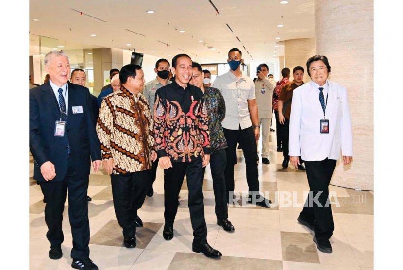 Presiden Joko Widodo meninjau sejumlah fasilitas dan peralatan yang ada di Rumah Sakit Tzu Chi Hospital, Jakarta. Ia tampak didampingi Menhan Prabowo Subianto dan Menkes Budi Gunadi Sadikin.
