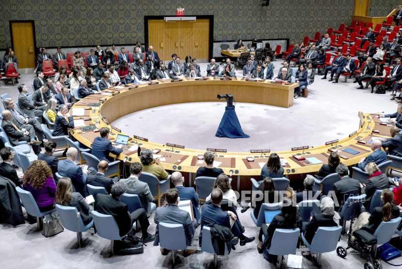  Duta Besar Palestina untuk PBB Riyad Mansour, (kanan di latar belakang), berpidato di depan anggota Dewan Keamanan PBB di markas besar PBB pada Senin, 16 Oktober 2023.