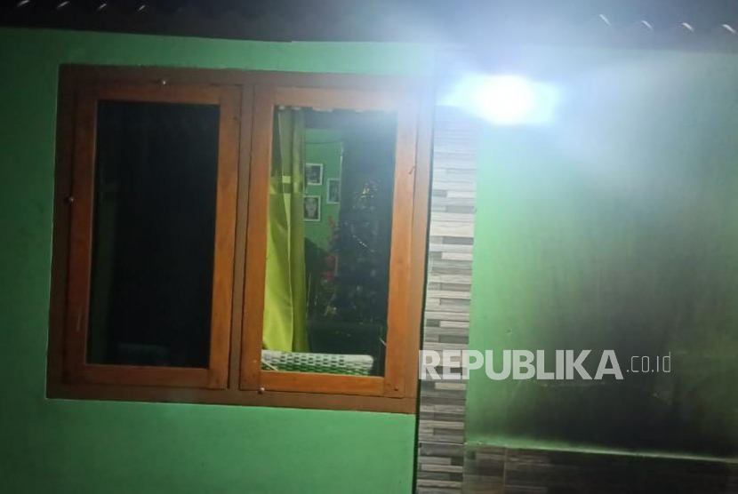 Kondisi rumah Dadang Buaya di Kecamatan Cibalong, Kabupaten Garut, usai menjadi sasaran aksi pelemparan molotov, Jumat (28/4/2023).