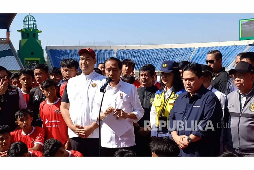 Presiden Joko Widodo (Jokowi) meninjau Stadion Si Jalak Harupat, Kabupaten Bandung, Jawa Barat, dan memantau proses seleksi pemain timnas Indonesia untuk Piala Dunia U-17, Rabu (12/7/2023). 