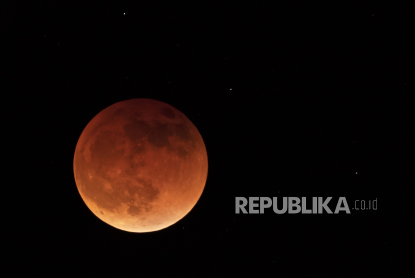 Bulan terlihat saat gerhana bulan penuh. ilustrasi. Gerhana bulan total bisa diamati di Indonesia pada Selasa (8/11/2022) petang.