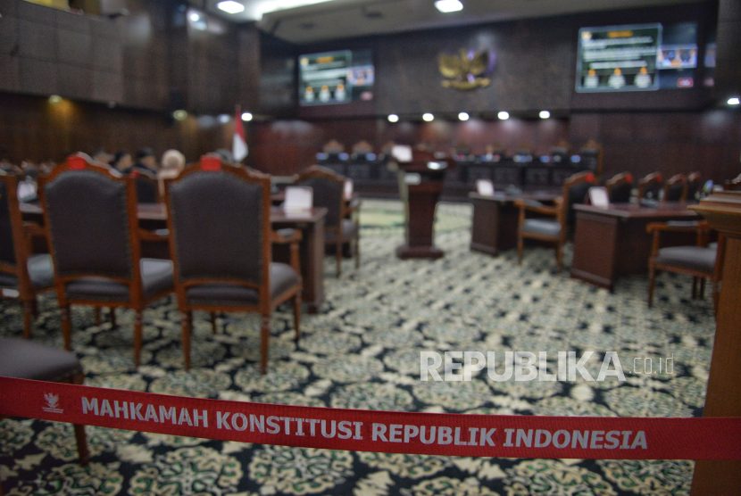 Suasana Ketua Mahkamah Konstitusi (MK) Suhartoyo (tengah) memimpin jalannya sidang. (ilustrasi)