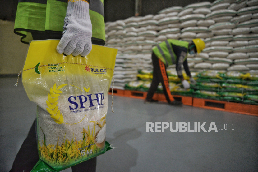 Pekerja beraktivitas di lokasi fasilitas teknologi pangan mesin Rice to Rice (RtR) milik BULOG di Kompleks pergudangan modern Perum BULOG, Kelapa Gading, Jakarta, Sabtu (30/12/2023). 