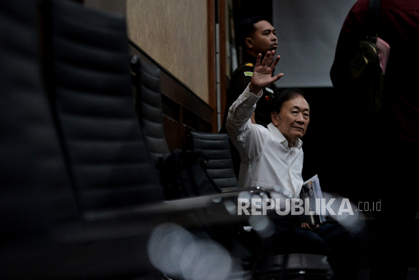 Terdakwa pemilik PT Dulta Palma Group, Surya Darmadi alias Apeng saat akan menjalani sidang vonis di Pengadilan Negeri Tipikor, Jakarta, Kamis (23/2/2023). Di sidang vonis, Surya Darmadi kerap menyelak hakim dan bahkan ingin memberi masukan.
