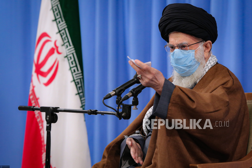 Twitter Hapus Cicitan Khamenei Soal Vaksin Covid-19. Pemimpin Tertinggi Iran Ayatollah Ali Khamenei berbicara selama pertemuan dengan pemerintah Iran mengenai krisis ekonomi di Teheran, Iran, 24 November 2020.