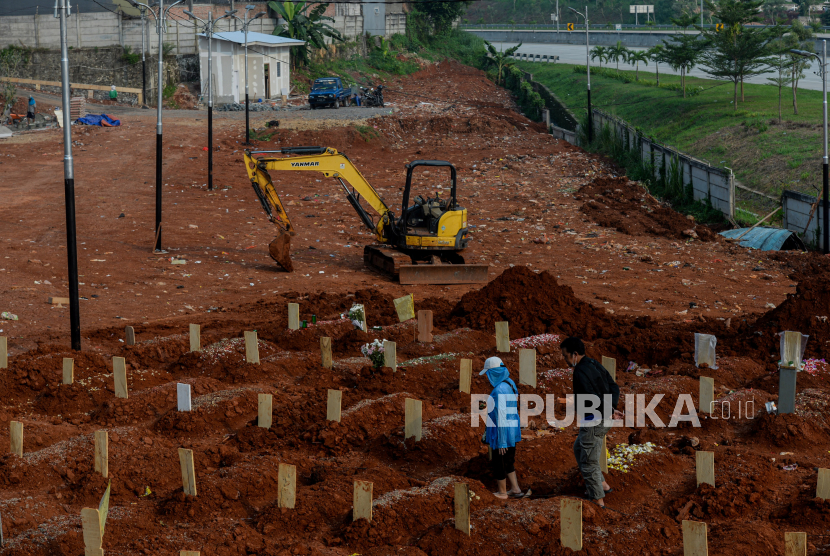 Keluarga berziarah ke makam khusus Covid-19 di TPU Jombang Zona II di Kawasan Ciputat, Tangerang Selatan, Banten. Pada Rabu (4/8), kasus kematian akibat Covid-19 di Tanah Air sentuh 100 ribu kasus.
