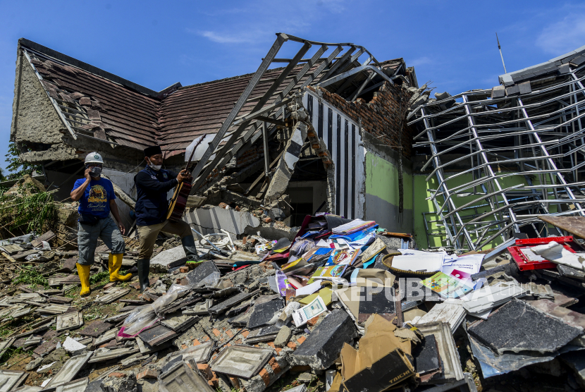 Warga menyelamatkan barang berharga pasca longsoran turap yang menimpa rumah (ilustrasi). Camat Pasar Rebo sebut evakuasi puing turap telah dilakukan petugas gabungan.