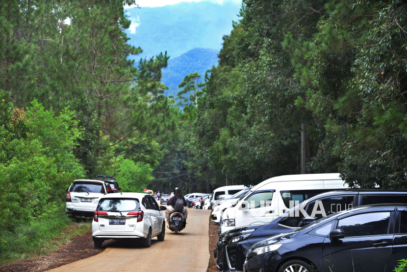 Kendaraan memadati pinggiran hutan pinus di kawasan Cikole, Lembang, Kabupaten Bandung Barat