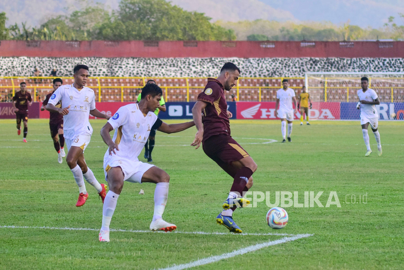 Kapten Madura United Fachruddin Aryanto (tengah) pada laga lanjutan BRI Liga 1.