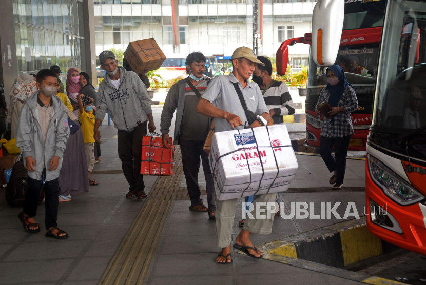 Pemudik kembali lebih awal pada H+2 Lebaran 2022 dari kampung halaman menuju Jakarta demi menghindari macet. Ilustrasi.