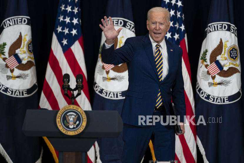  Presiden Joe Biden menyampaikan sambutan kepada staf Departemen Luar Negeri, Kamis, 4 Februari 2021, di Washington.