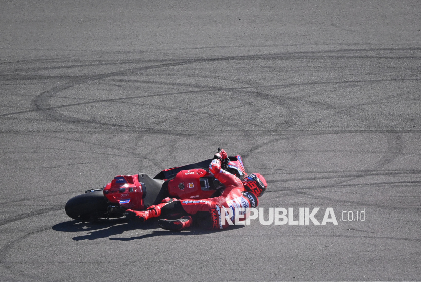 Pembalap Ducati Lenovo Team Marc Marquez terjatuh dalam sesi practice MotoGP Indonesia 2025 di tikungan 11 Sirkuit Internasional Pertamina Mandalika, Lombok Tengah, Nusa Tenggara Barat, Jumat (3/10/2025). Pembalap Aprilia, Marco Bezzecchi, menjadi yang tercepat dalam sesi tersebut dengan catatan waktu tercepat satu menit 29,240 detik, sementara pembalap BK8 Gresini Racing MotoGP Fermin Aldeguer berada di peringkat dua dengan cacatan waktu 0,408 detik lebih lambat dari Bezzecchi. 