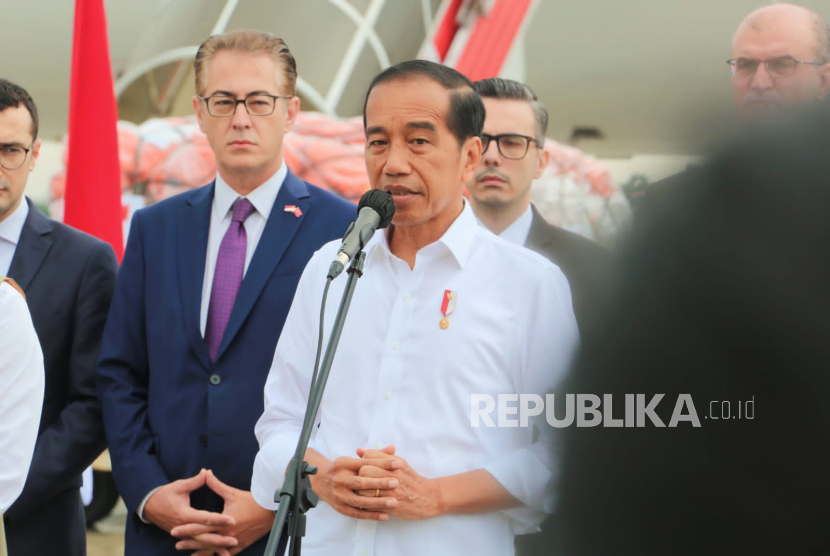 Presiden Joko Widodo. Presiden Joko Widodo (Jokowi) mengatakan, pemerintah akan merumuskan sanksi untuk kementerian, lembaga, pemerintah daerah, serta BUMN maupun BUMD yang tidak bisa memenuhi target belanja produk dalam negeri.