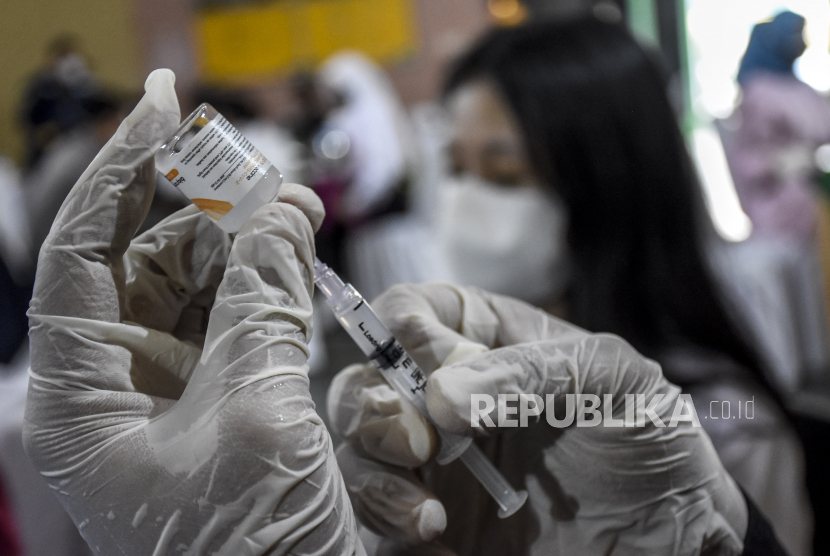 Pemerintah Kabupaten (Pemkab) Bogor menggelar vaksinasi Covid-19 massal di setiap kecamatan, salah satunya di Kecamatan Parung.