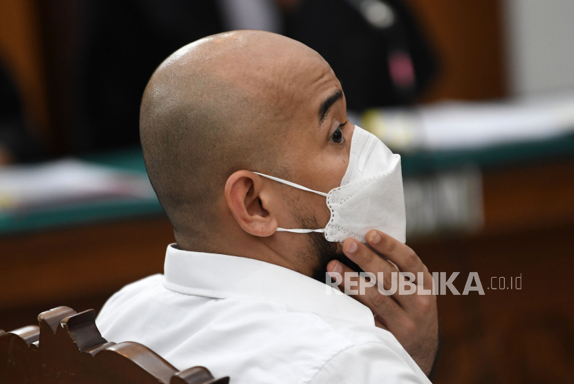 Terdakwa kasus merintangi penyidikan atau obstruction of justice dalam kasus pembunuhan berencana Brigadir J, Baiquni Wibowo dalam persidangan di PN Jakarta Selatan. Pada Jumat (24/2/2023), Baiquni dijatuhi hukuman 1 tahun penjara. (ilustrasi)
