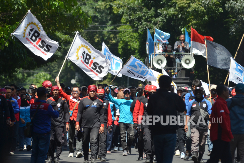 Ratusan buruh dari gabungan serikat pekerja buruh menggelar aksi di depan Gedung DPRD Jawa Barat (Jabar), Jalan Diponegoro, Kota Bandung, Rabu (20/3/2024). Mereka mendesak DPRD Jabar segera mendorong Pemerintah Provinsi Jawa Barat untuk mengesahkan aturan terkait upah pekerja di atas satu tahun. Dalam aturan tersebut, buruh yang sudah bekerja di atas satu tahun mendapat kenaikan upah sebesar 5,37 persen sampai 15 persen dari besaran UMK 2024.